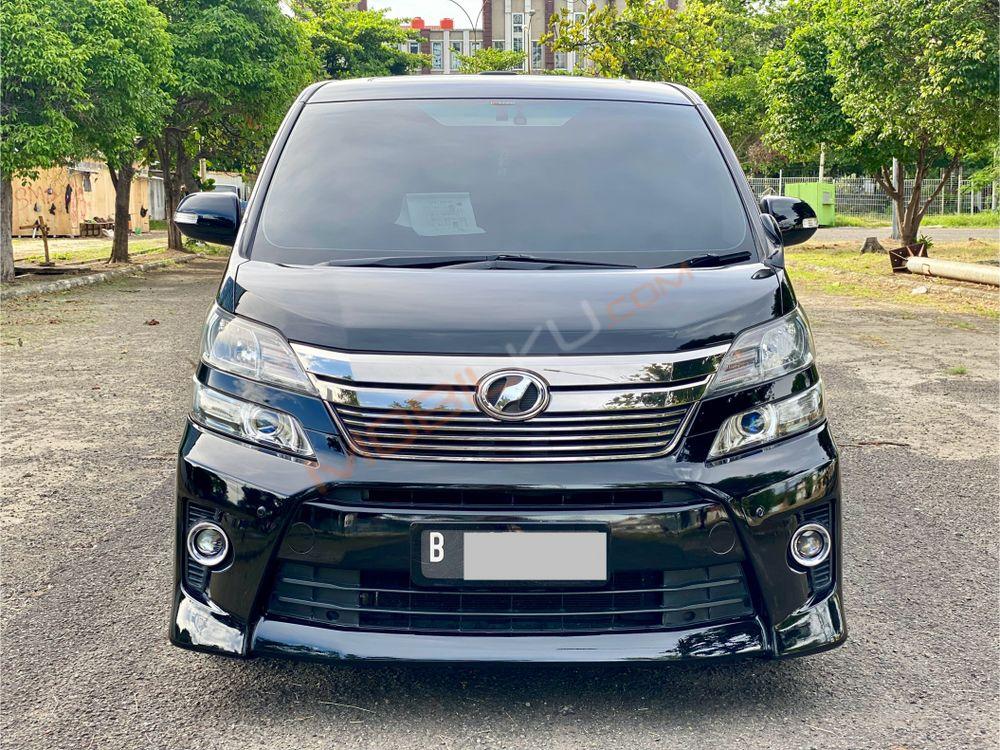 Mobil Toyota Vellfire 2013