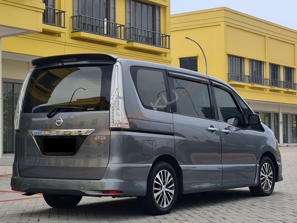 Mobil Nissan Serena 2017