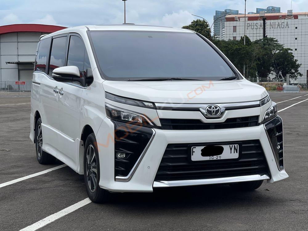 Mobil Toyota Voxy 2019