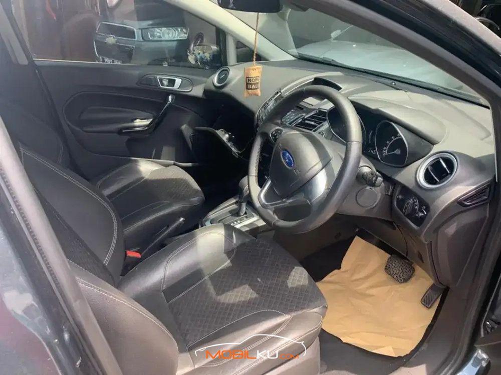 Mobil Ford Fiesta 2013