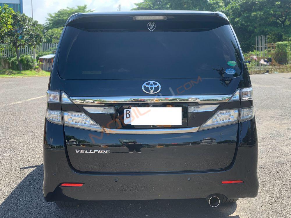 Mobil Toyota Vellfire 2013