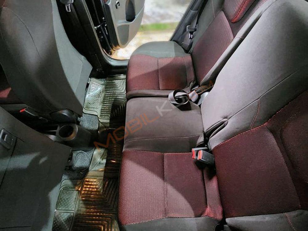 Mobil Toyota Yaris 2012