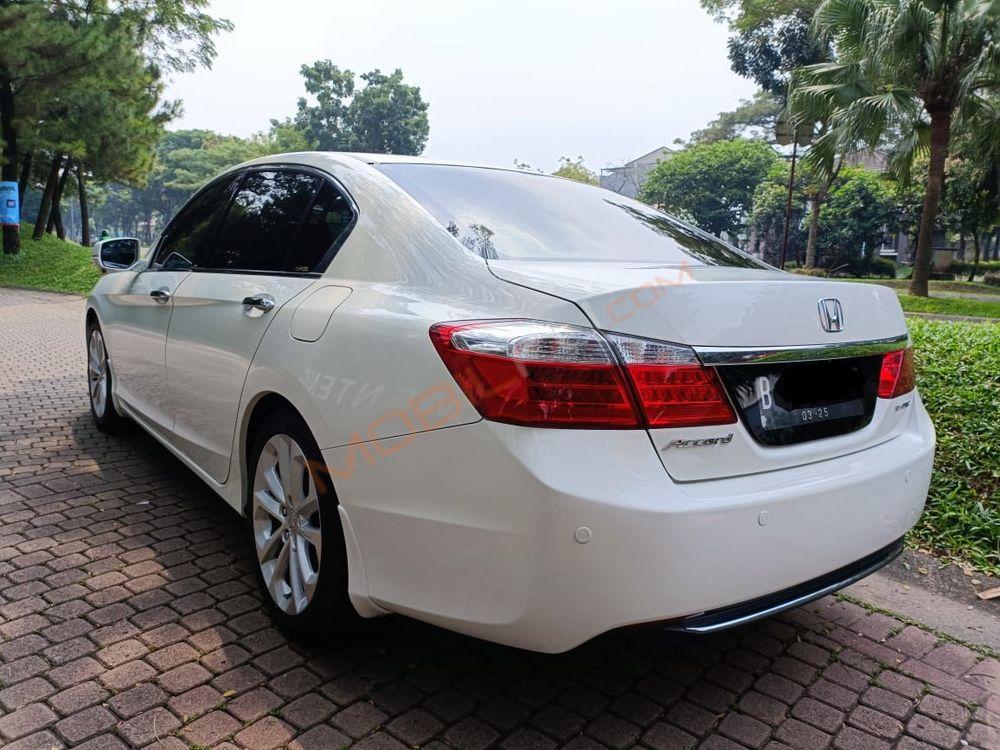 Mobil Honda Accord 2015