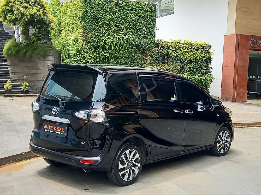 Mobil Toyota Sienta 2016