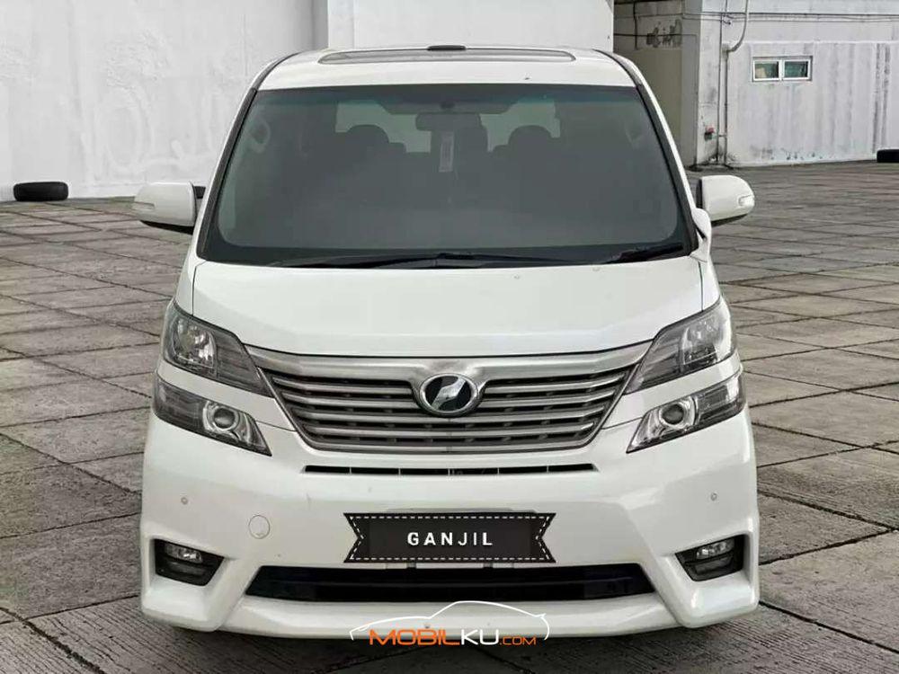 Mobil Toyota Vellfire 2011