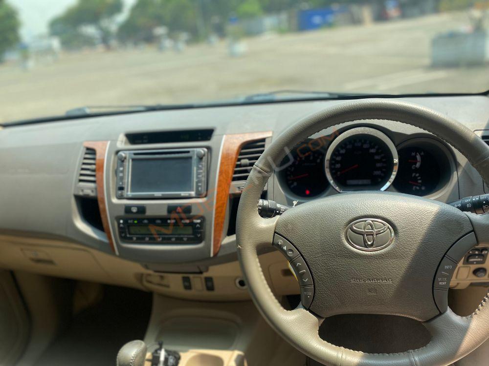 Mobil Toyota Fortuner 2011