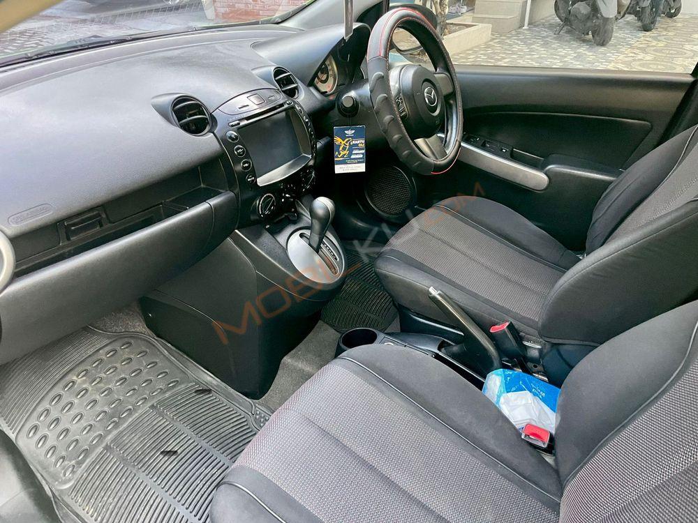 Mobil Mazda 2 Hatchback 2011