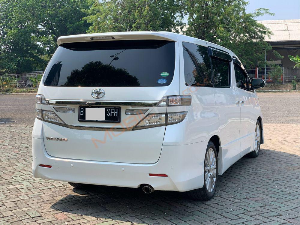 Mobil Toyota Vellfire 2014