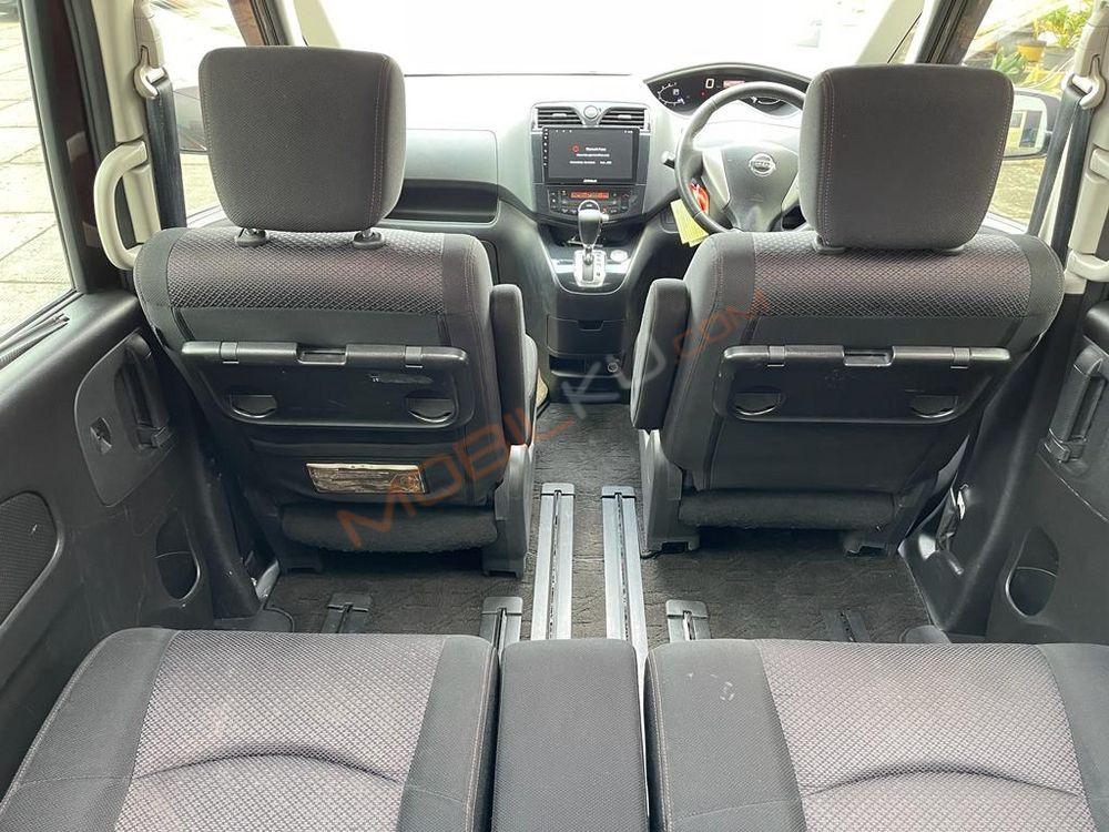 Mobil Nissan Serena 2013