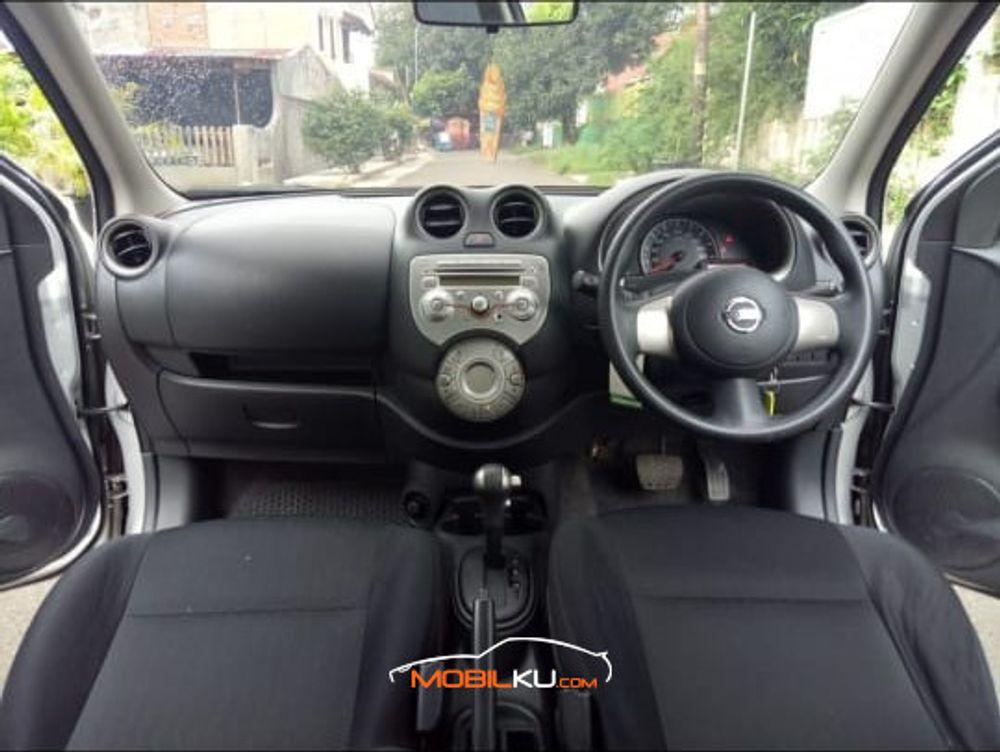 Mobil Nissan March 2012