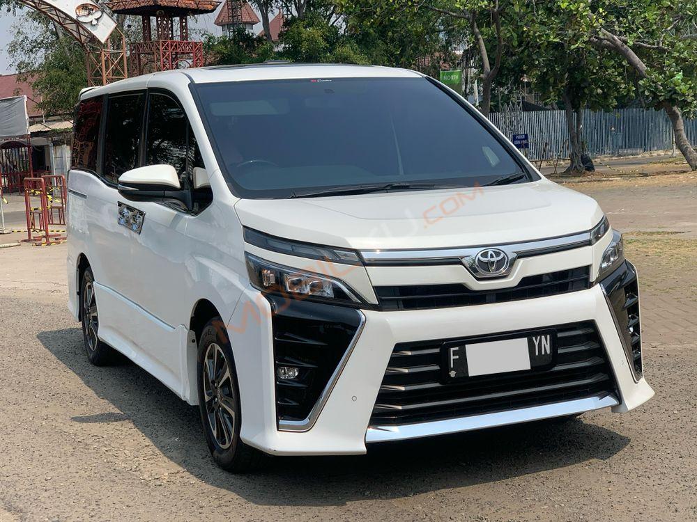 Mobil Toyota Voxy 2019