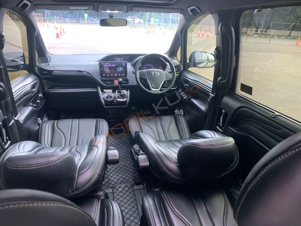 Mobil Toyota Voxy 2018