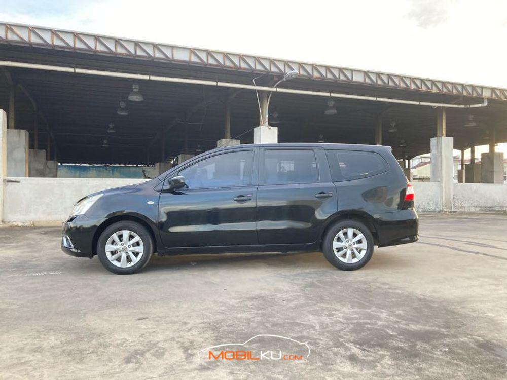 Mobil Nissan Grand Livina 2015
