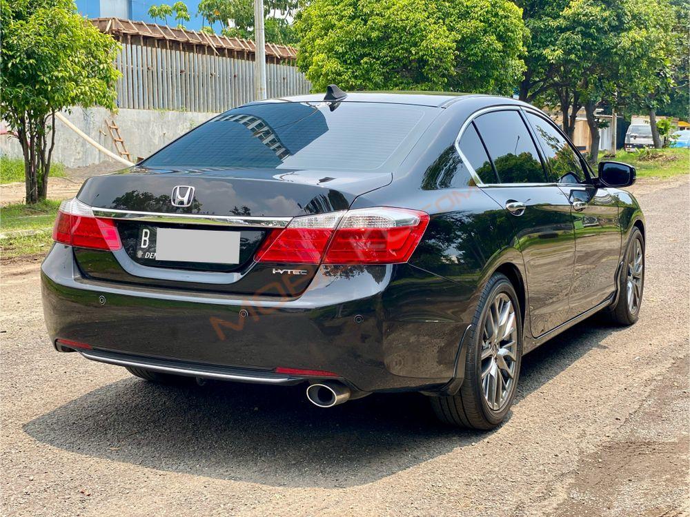 Mobil Honda Accord 2013