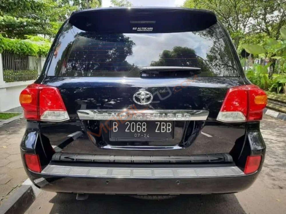 Mobil Toyota Land Cruiser 2012