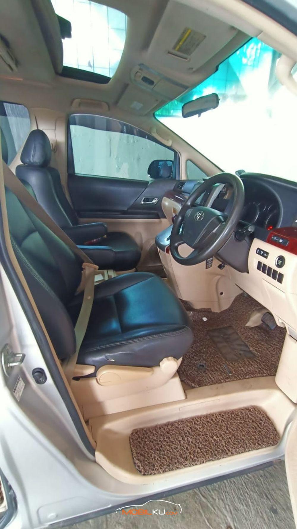 Mobil Toyota Vellfire 2009