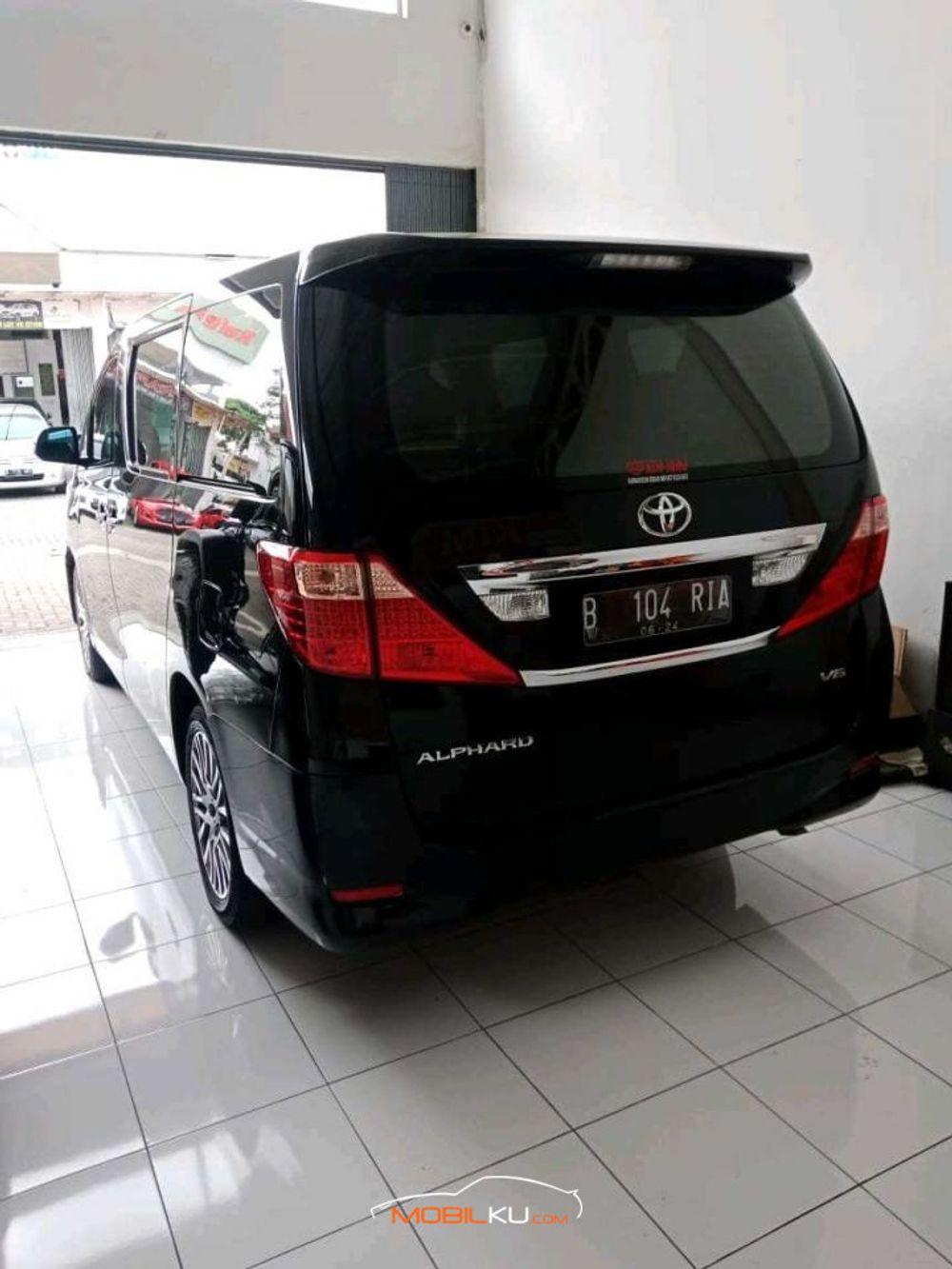 Mobil Toyota Alphard 2009