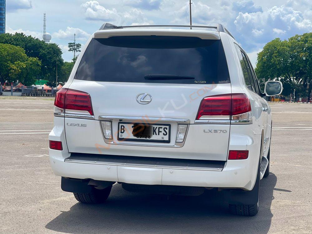 Mobil Lexus LX 2013