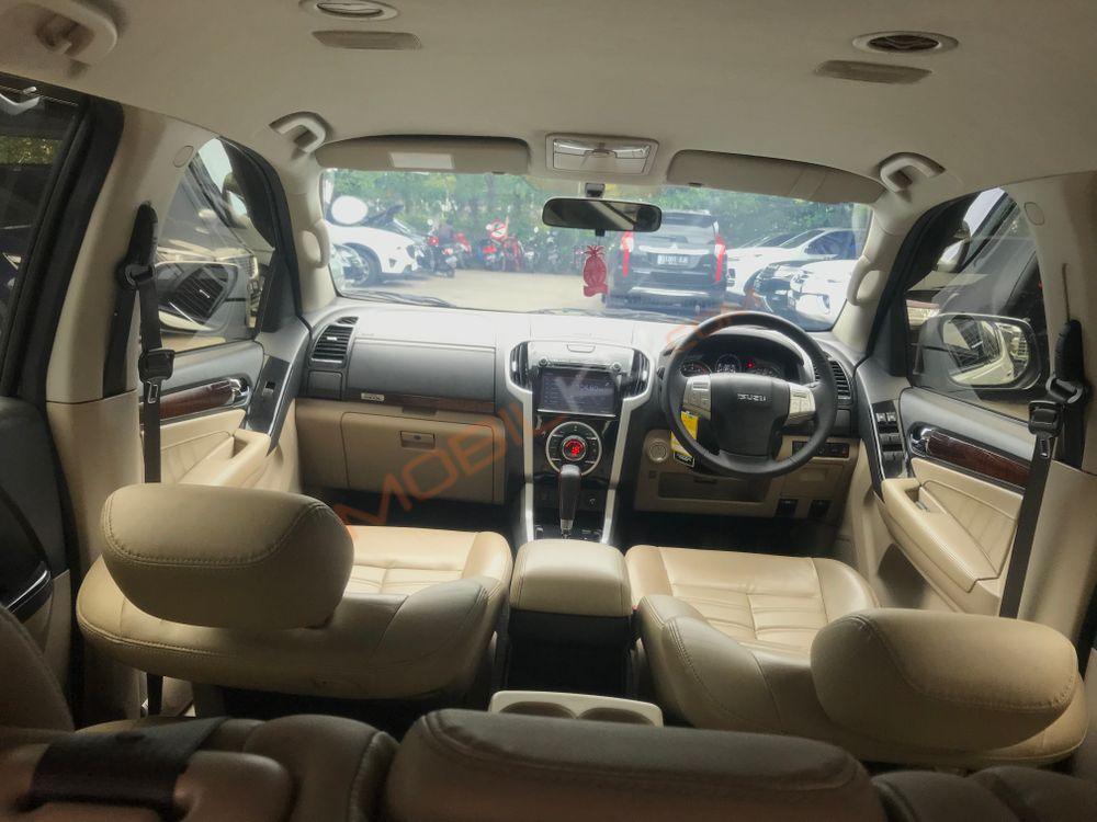 Mobil Isuzu MU-X 2017