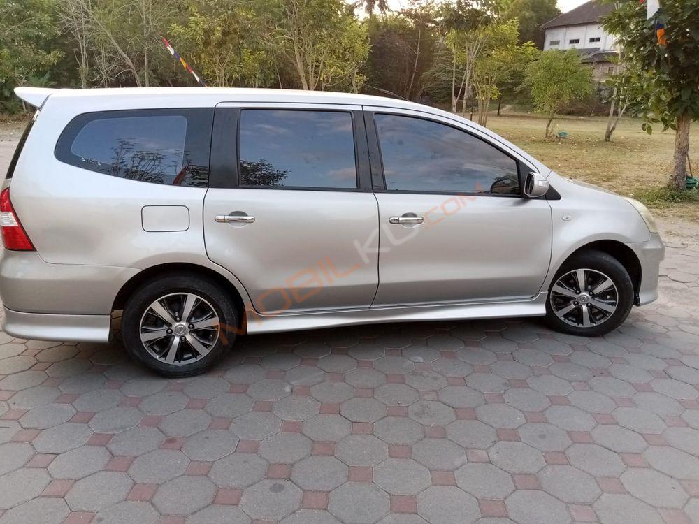 Mobil Nissan Livina 2012