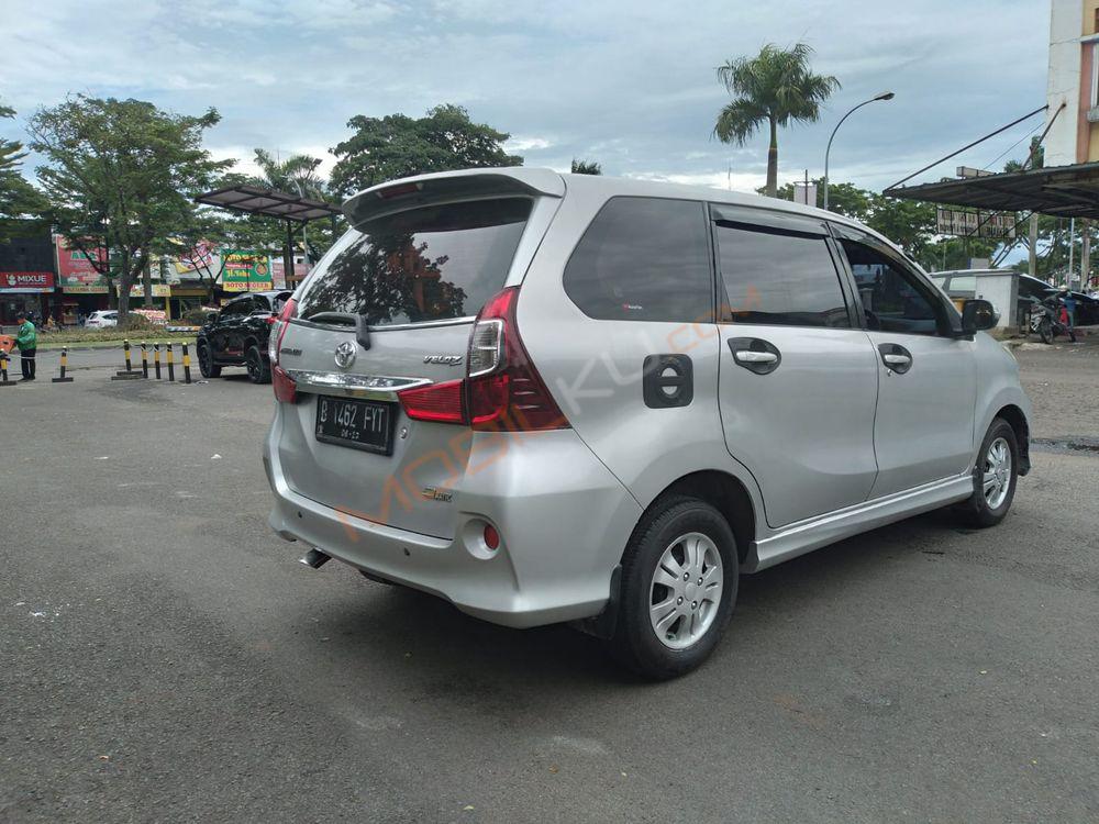 Mobil Toyota Avanza 2011