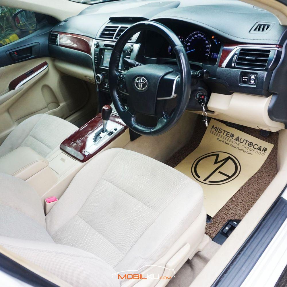 Mobil Toyota Camry 2013