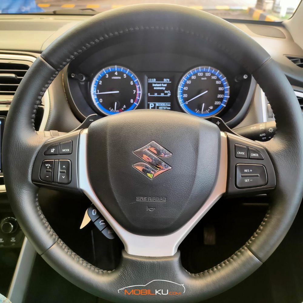 Mobil Suzuki SX4 2016