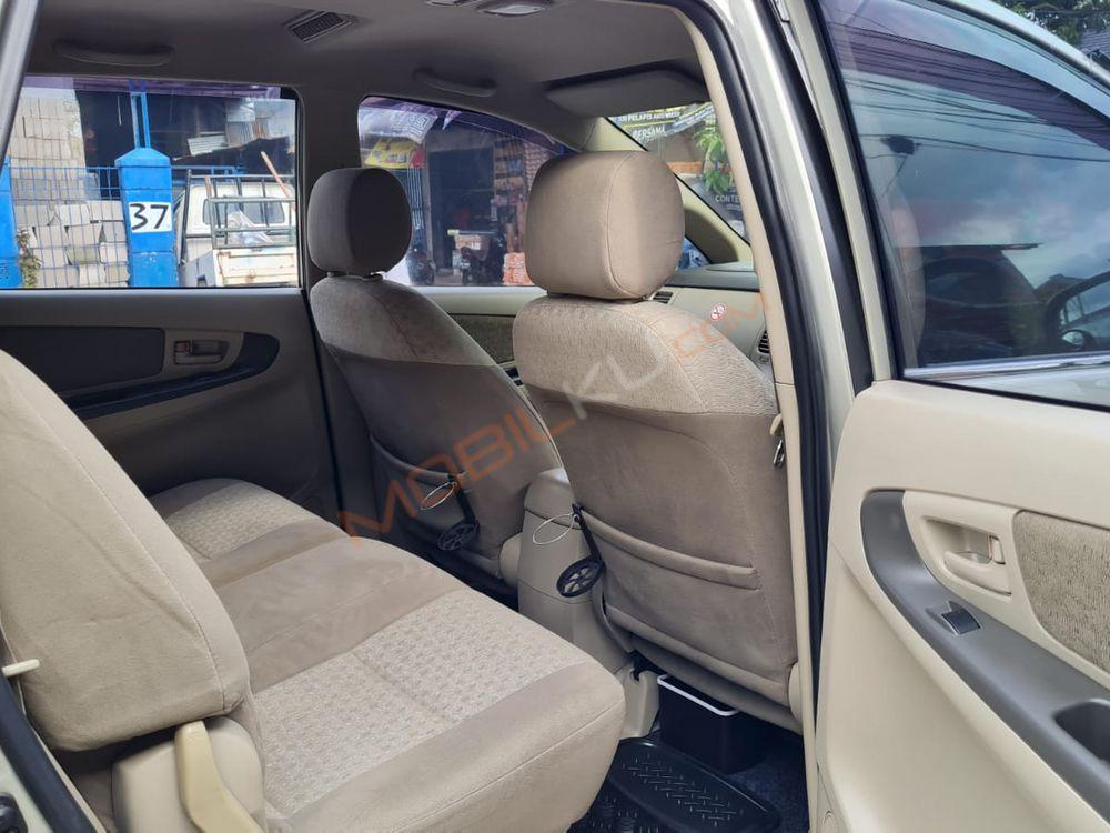 Mobil Toyota Kijang Innova 2013