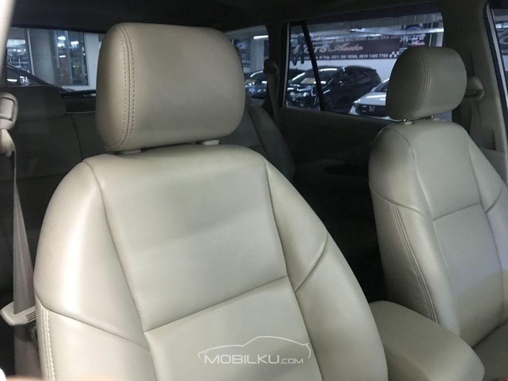 Mobil Toyota Kijang Innova 2013