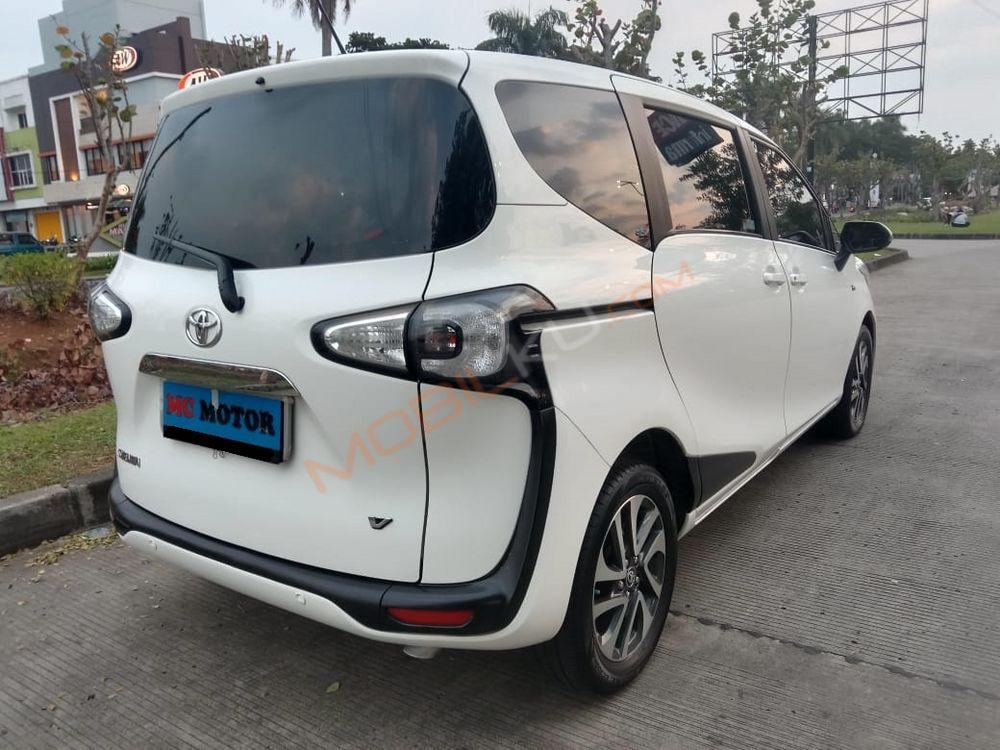 Mobil Toyota Sienta 2017