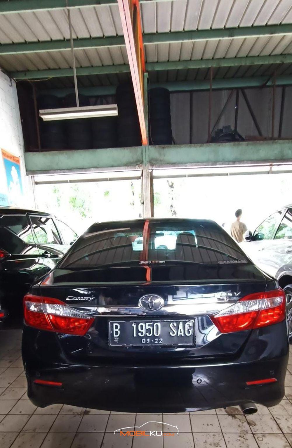Mobil Toyota Camry 2012