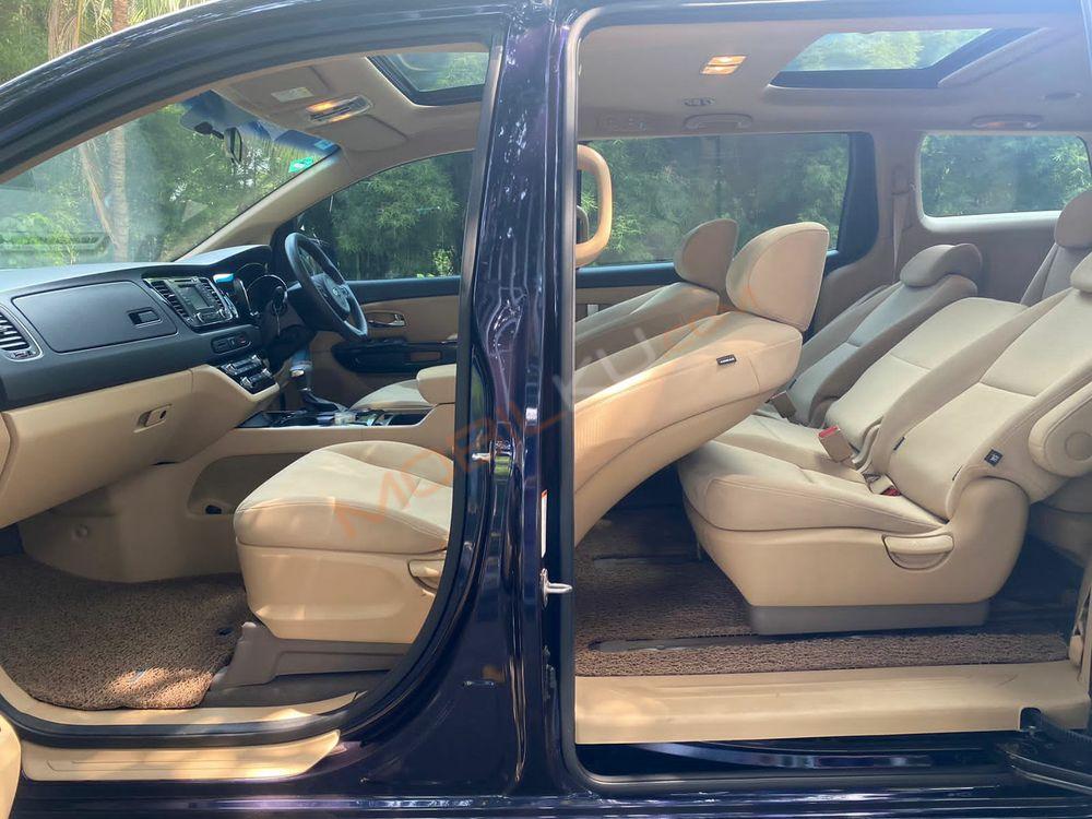 Mobil Kia Sedona 2017