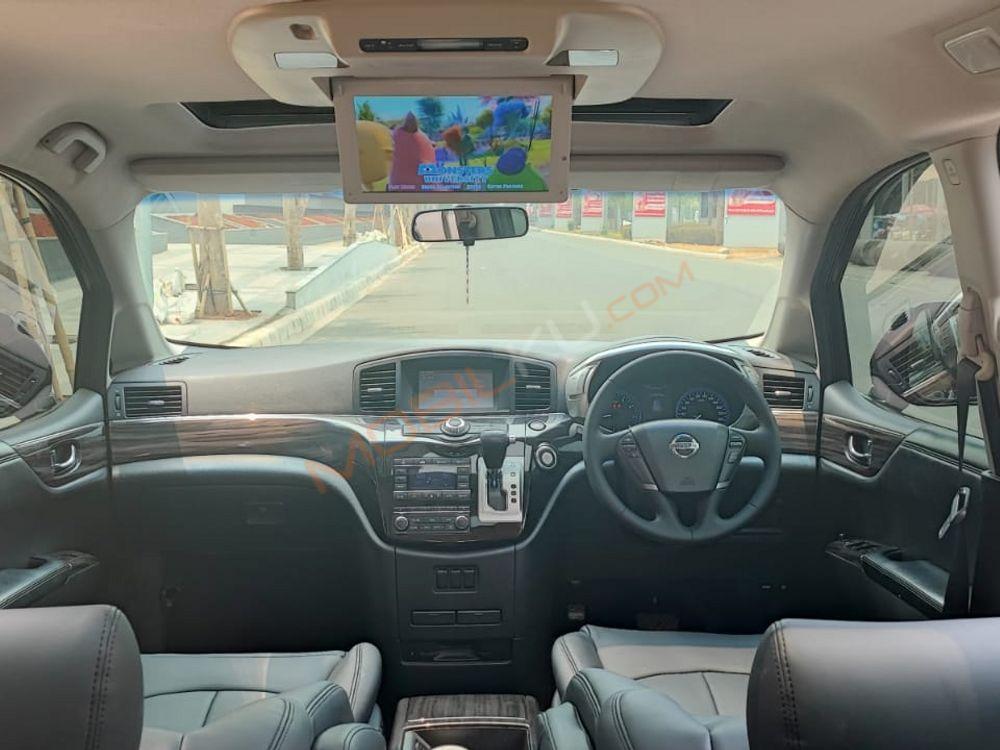 Mobil Nissan Elgrand 2015