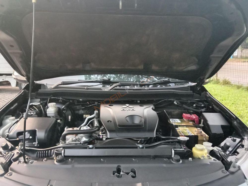 Mobil Mitsubishi Pajero 2017