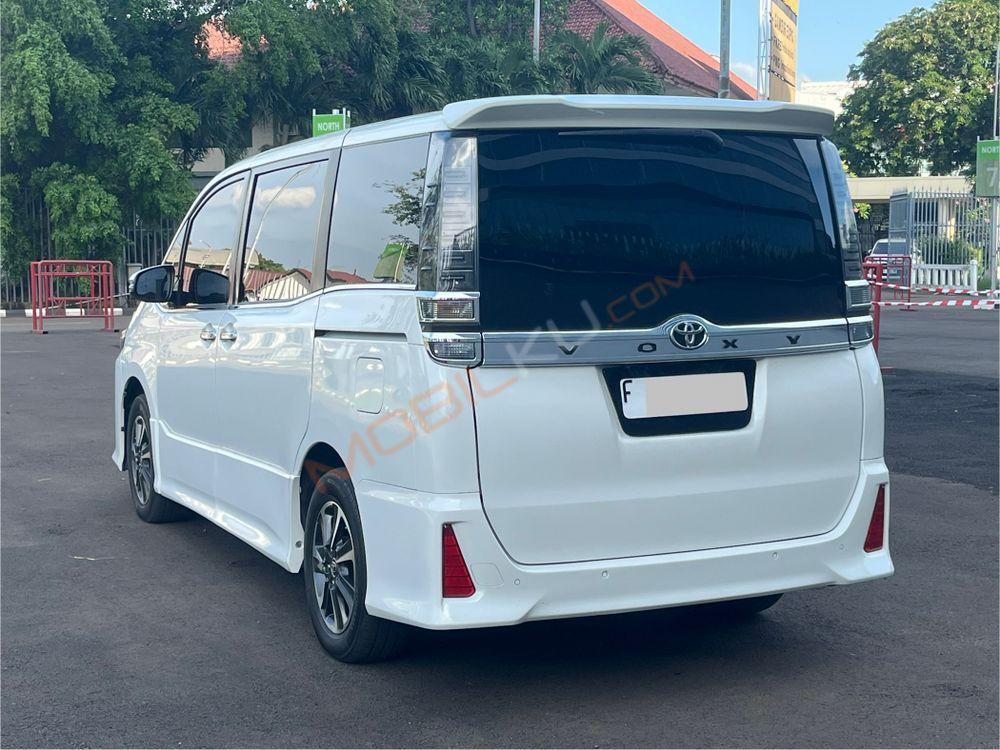 Mobil Toyota Voxy 2019