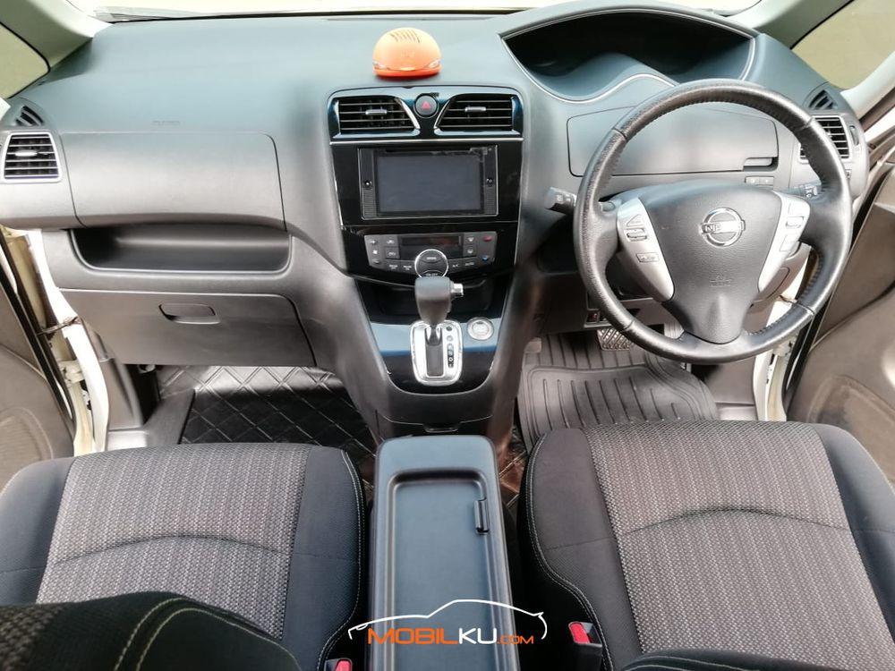 Mobil Nissan Serena 2016