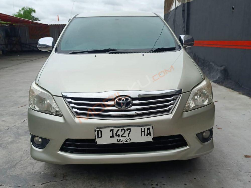Mobil Toyota Kijang Innova 2013