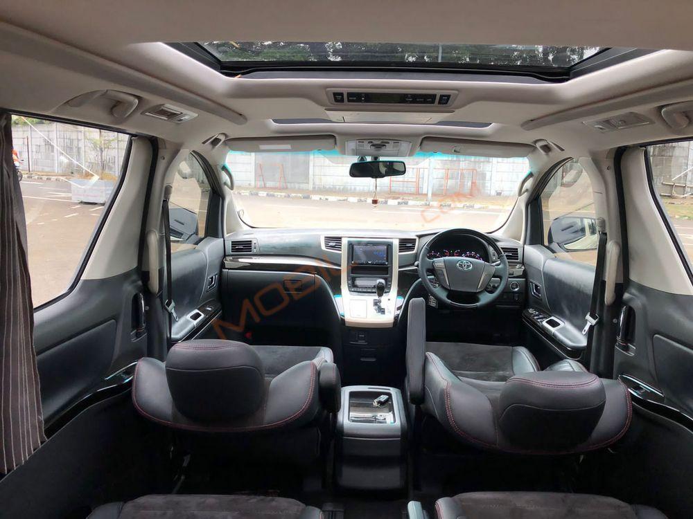 Mobil Toyota Vellfire 2013