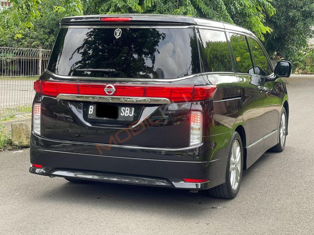 Mobil Nissan Elgrand 2011