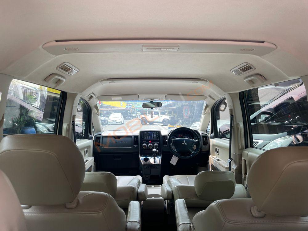 Mobil Mitsubishi Delica 2015