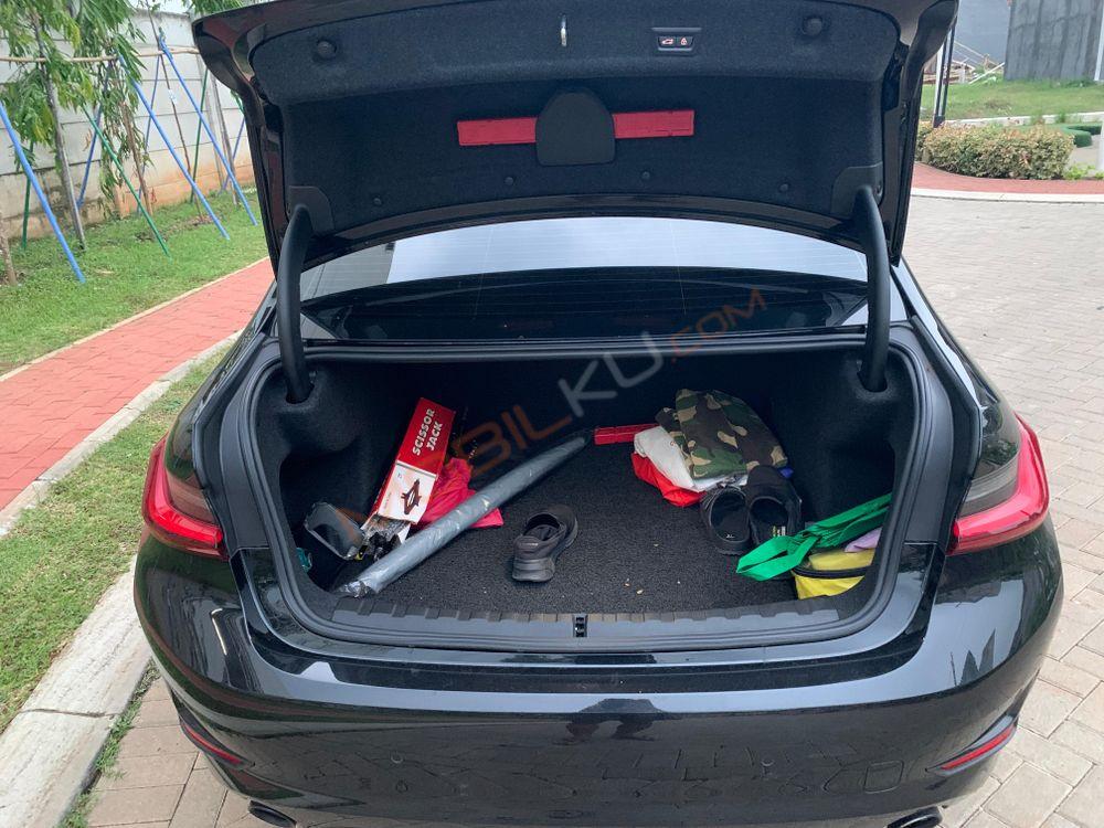 Mobil BMW 3 Series 2022