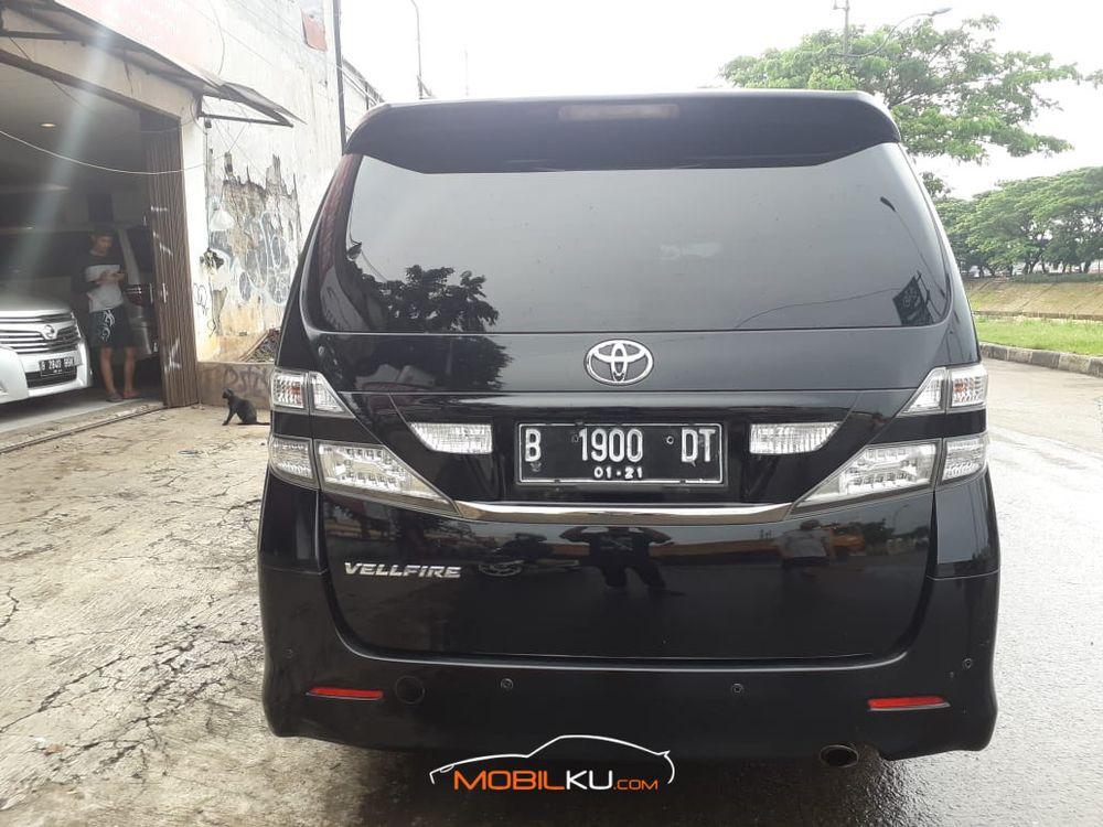 Mobil Toyota Vellfire 2009