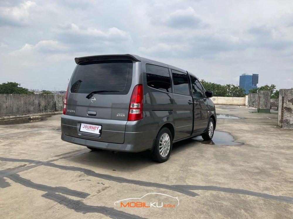 Mobil Nissan Serena 2012