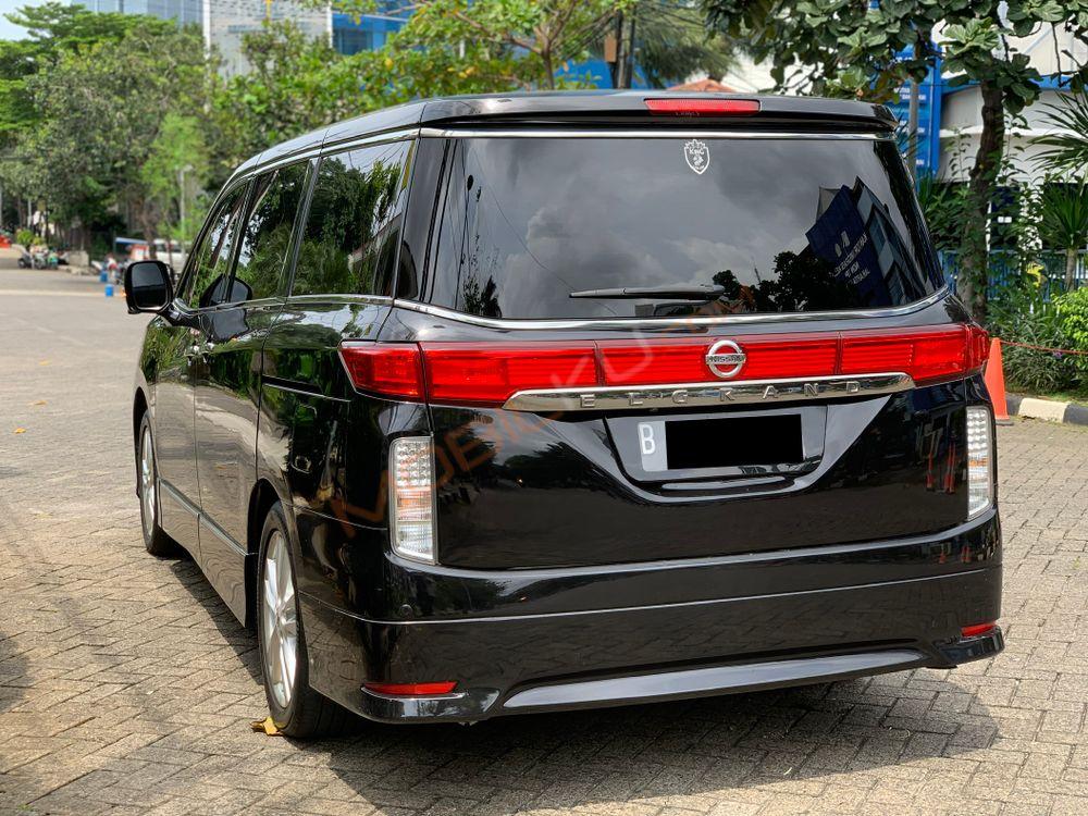 Mobil Nissan Elgrand 2011