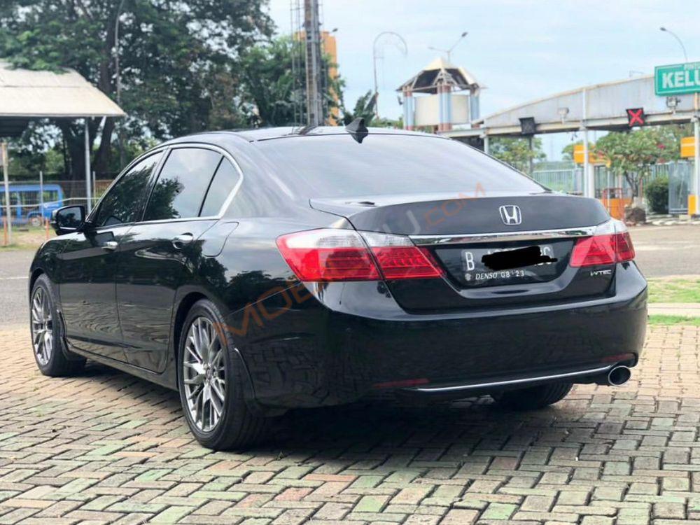 Mobil Honda Accord 2013