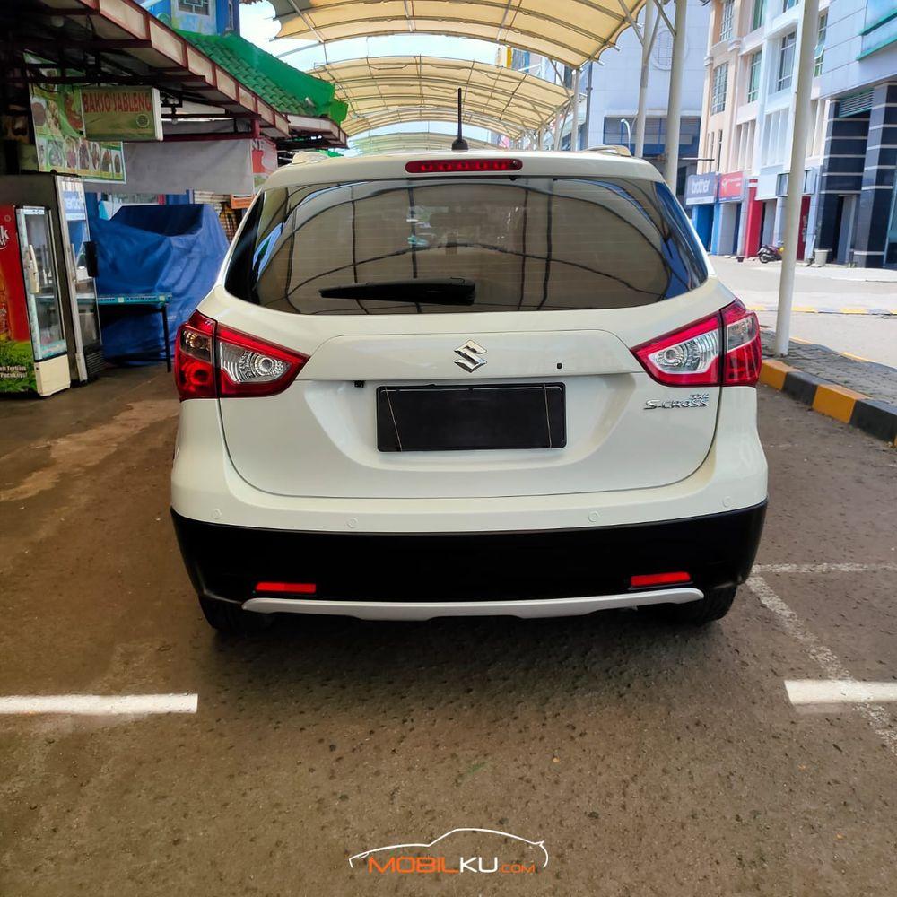 Mobil Suzuki SX4 2016