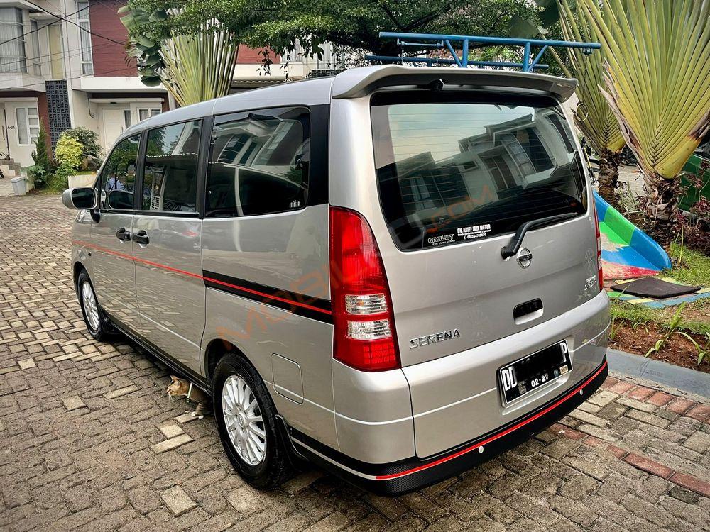 Mobil Nissan Serena 2012