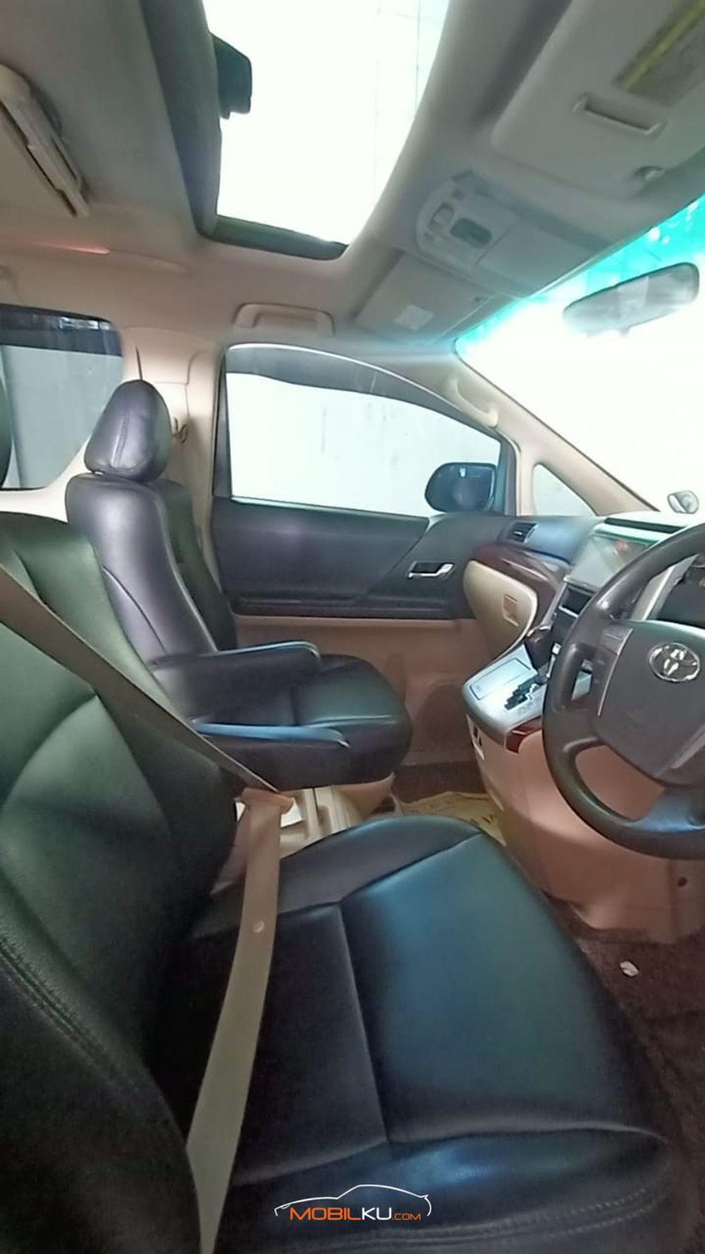 Mobil Toyota Vellfire 2009