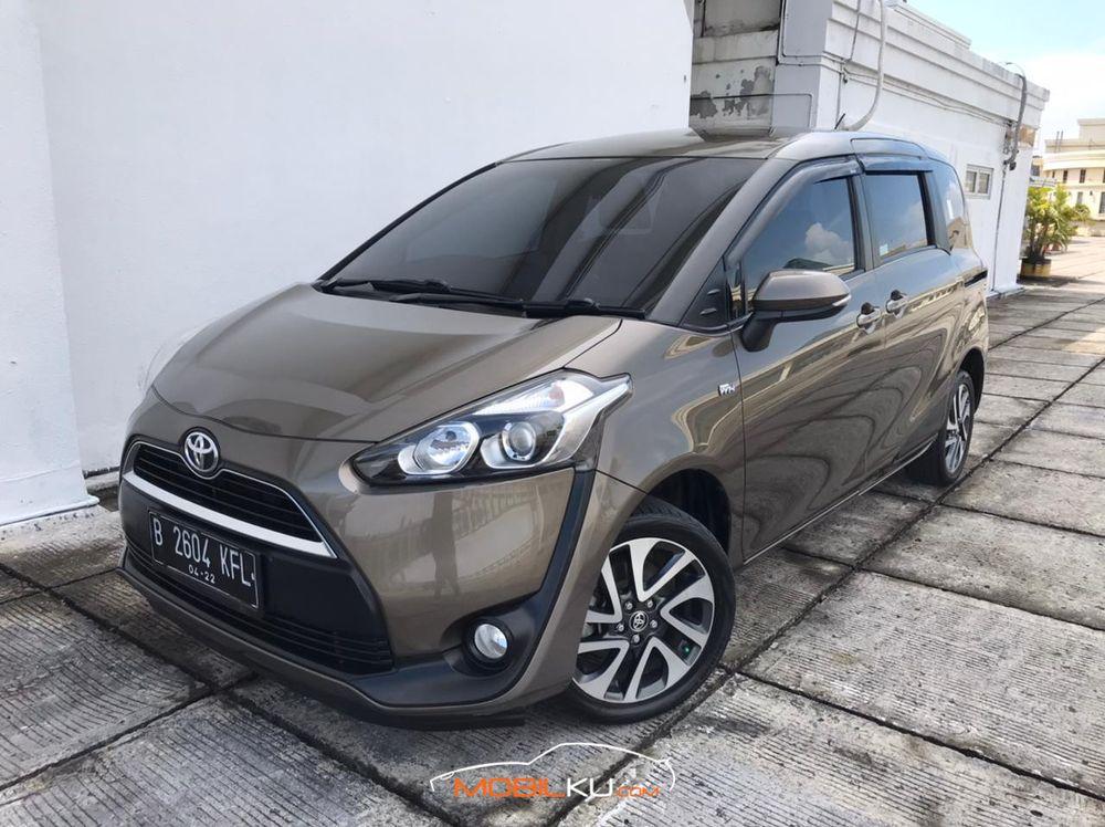 Mobil Toyota Sienta 2017