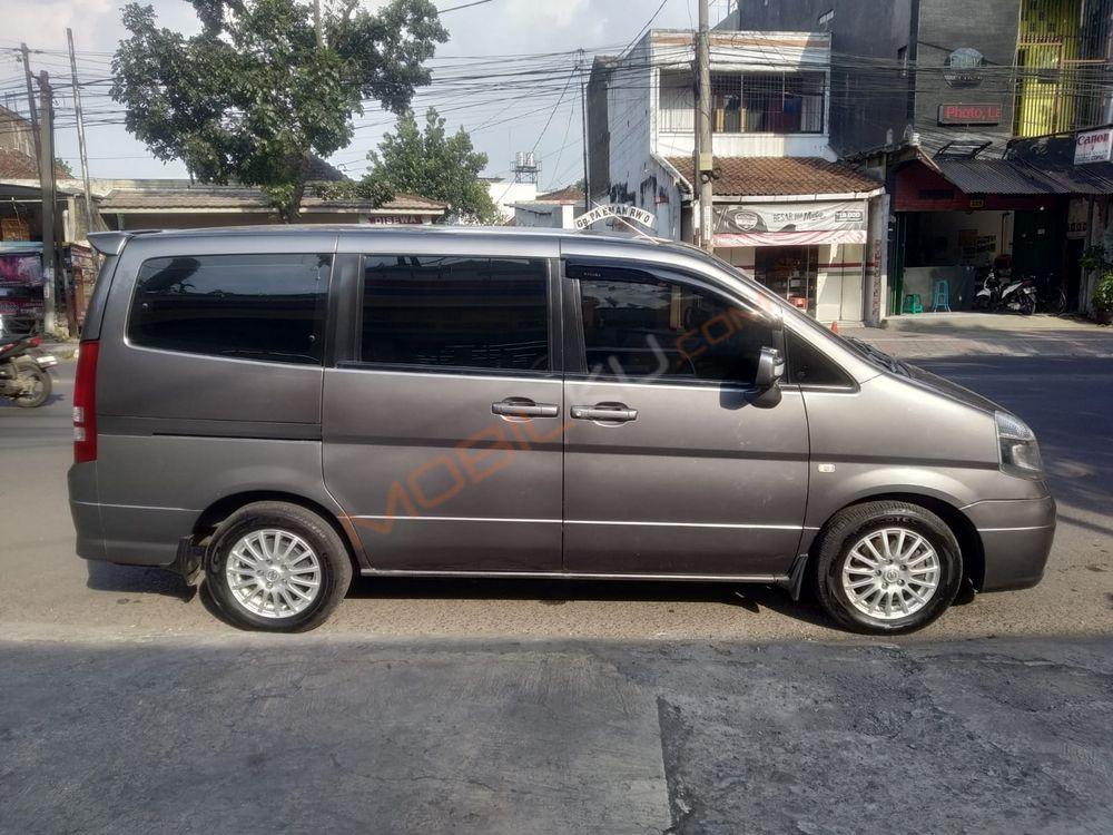 Mobil Nissan Serena 2012
